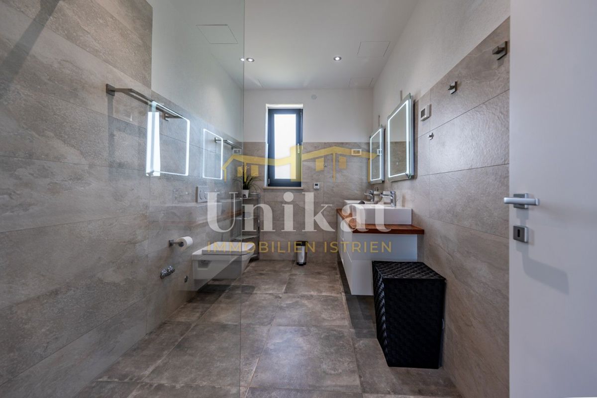 Luksuzna hiša z garažo v kleti - 3 km do morja